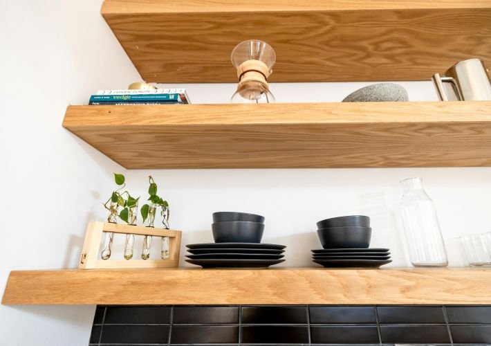 Residential cleaning service, demonstrating organization and staging of shelves and home decor.